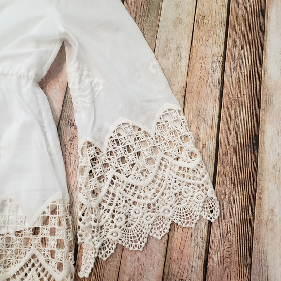 🆕️ BCBGMAXAZRIA Scalloped Embroidery Top Size S - Picture 6 of 15